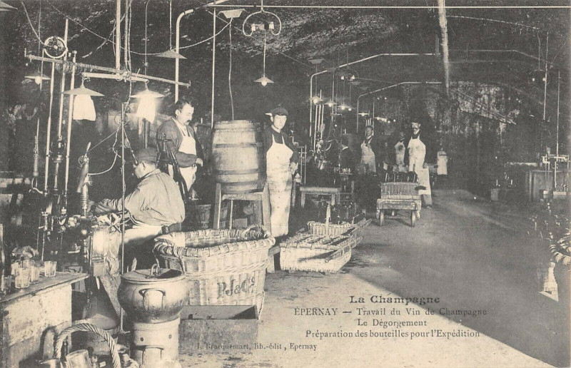 Carte postale ancienne Epernay Travail Du Vin De Champagne Degorgement Preparation Expedition à Épernay