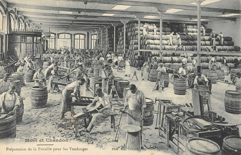 Carte postale ancienne Epernay Moet Et Chandon Champagne Preparation De La Futaille Vendanges à Épernay