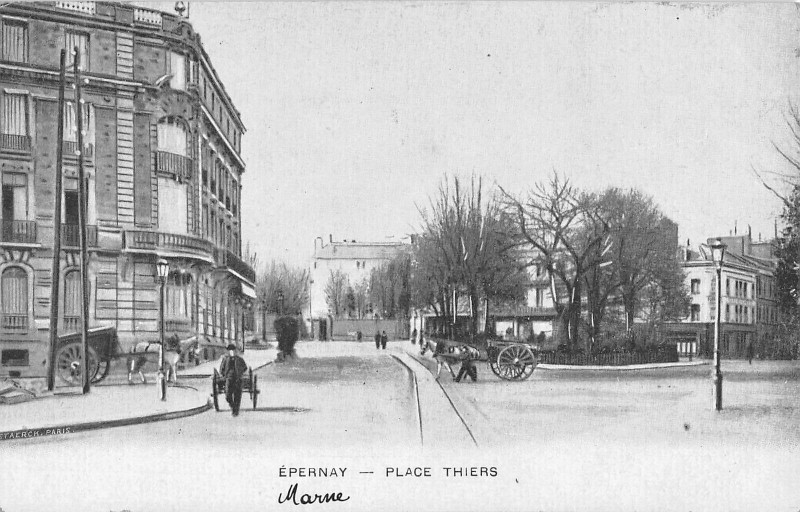 Carte postale ancienne Epernay Place Thiers à Épernay