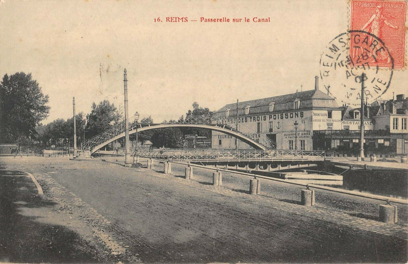 Carte postale ancienne Reims Passerelle Sur Le Canal à Reims