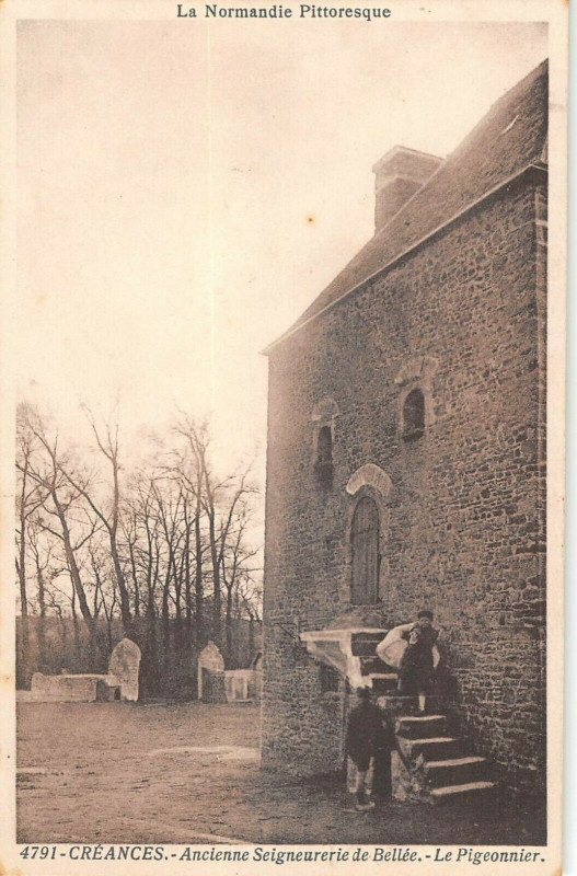 Carte postale ancienne Creances Ancienne Seigneurerie De Bellee Pigeonnier à Créances