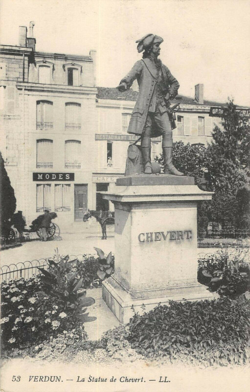 Carte postale ancienne Verdun La Statue De Chevert à Verdun