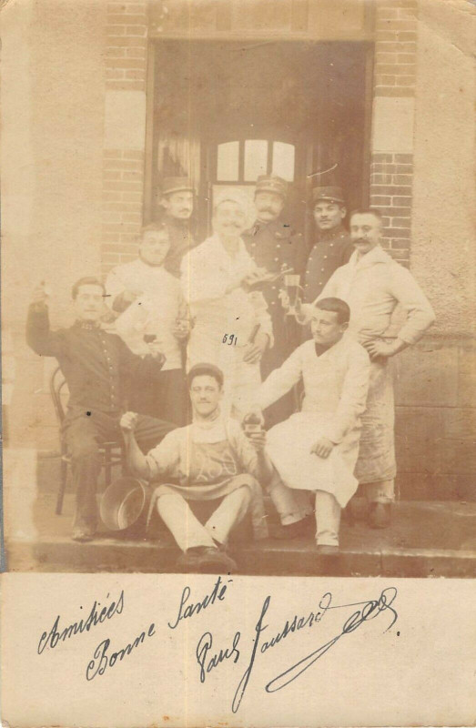 Carte postale ancienne Verdun (parti cachet Verdun au verso) Militaires Poilus à Verdun