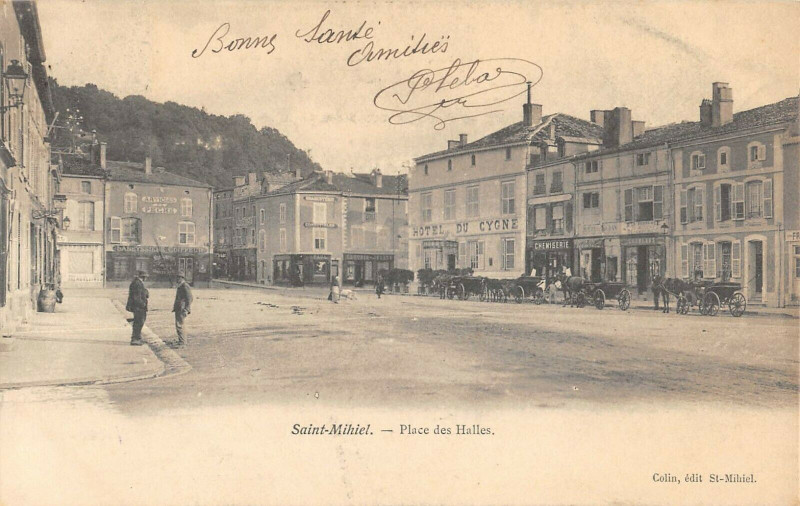 Carte postale ancienne Saint Mihiel Place Des Halles à Saint-Mihiel