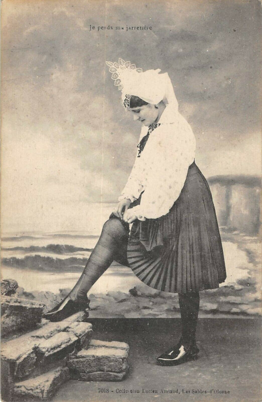 Carte postale ancienne Je Perds Ma Jarretiere