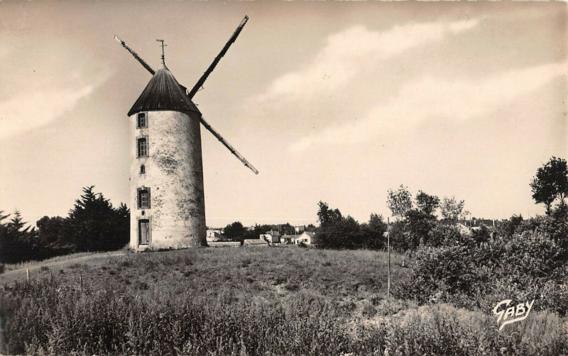 Carte postale ancienne Notre Dame Des Monts Un Moulin