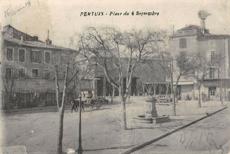 Carte postale ancienne Pertuis Place Du 4 Septembre à Pertuis
