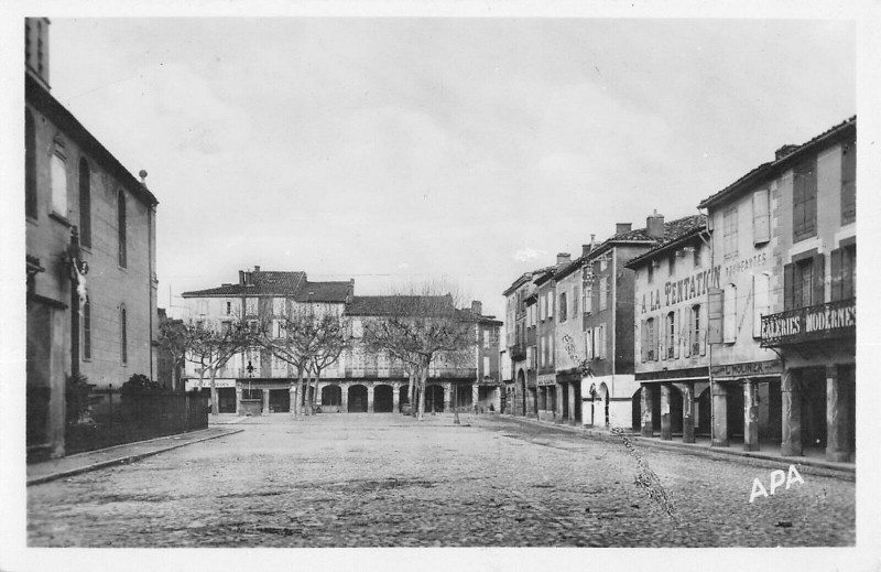 Carte postale ancienne Realmont Place De L'Eglise à Réalmont