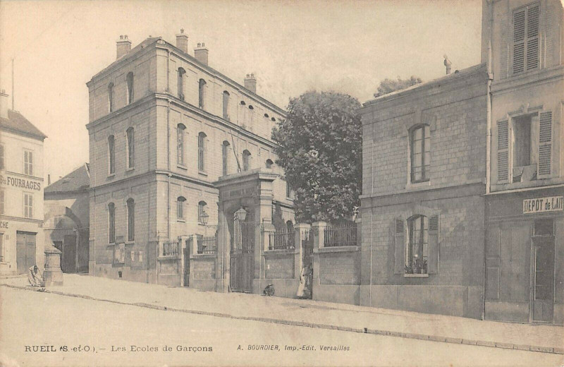 Carte postale ancienne Rueil Les Ecoles De Garcons
