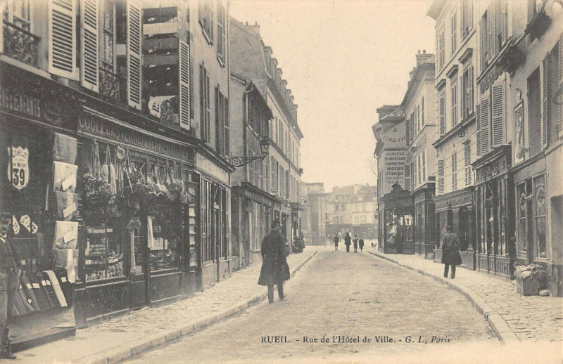 Carte postale ancienne Rueil Rue De L'Hotel De Ville
