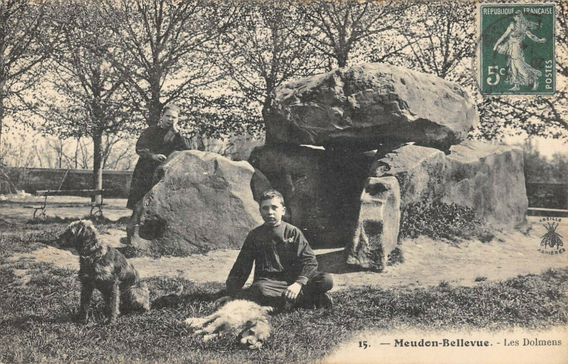 Carte postale ancienne Meudon Bellevue Les Dolmens à Meudon