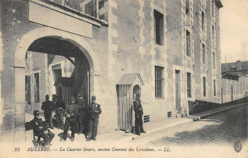 Carte postale ancienne Auxerre La Caserne Goure Ancien Couvent Ursulines à Auxerre