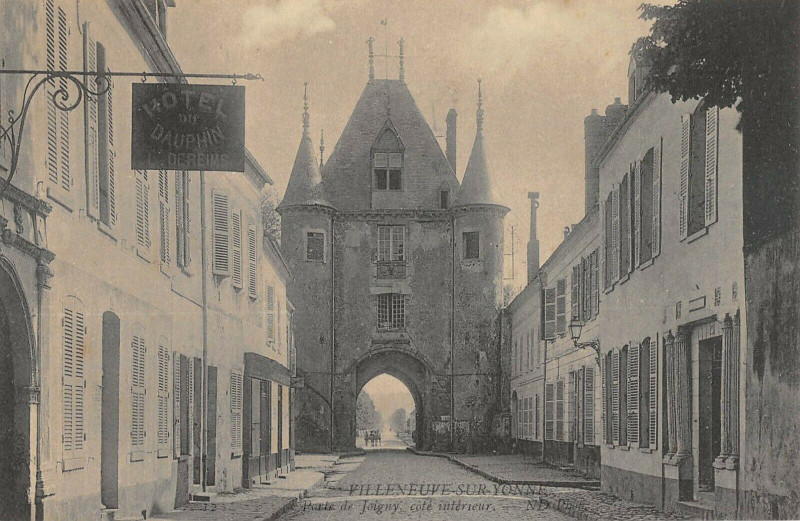 Carte postale ancienne Villeneuve Sur Yonne Porte De Joigny à Joigny