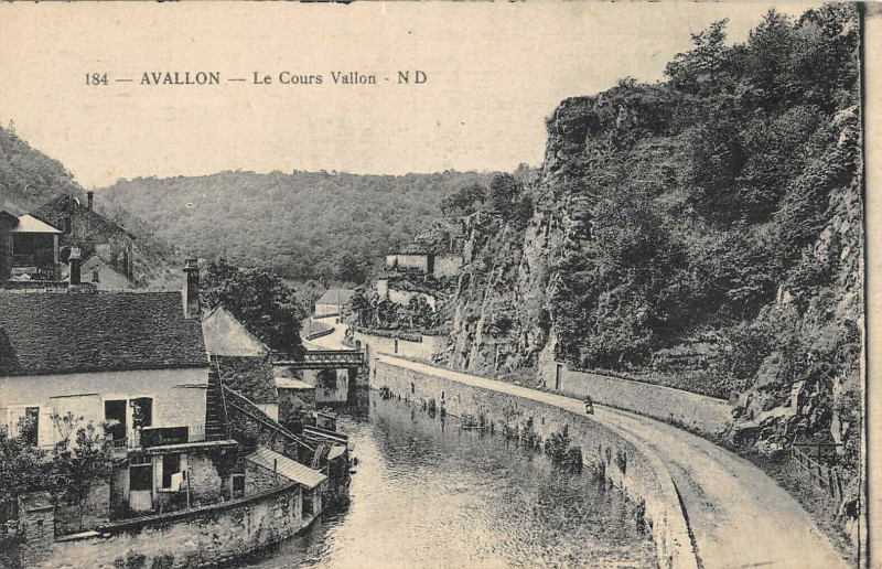Carte postale ancienne Avallon Le Cours Vallon à Avallon
