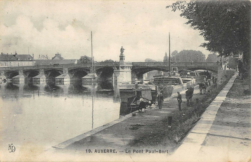 Carte postale ancienne Auxerre Le Pont Paul Bert à Auxerre