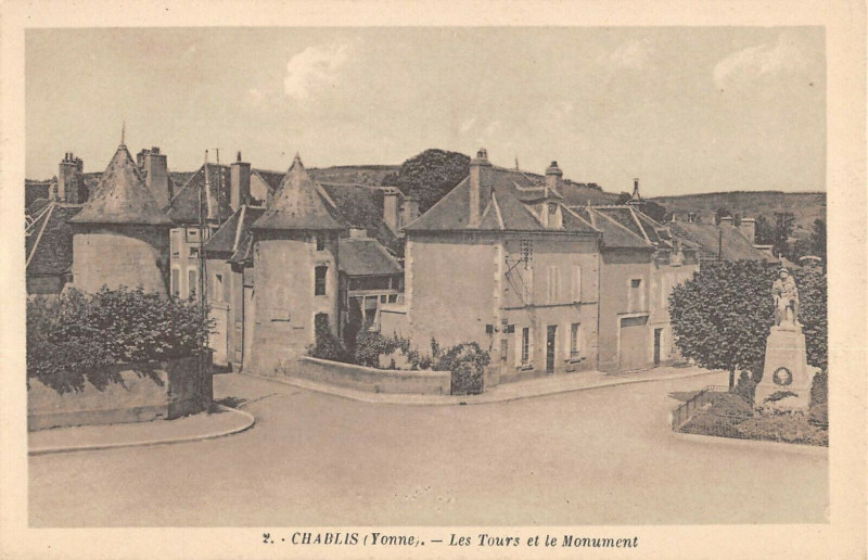 Carte postale ancienne Chablis Les Tours Et Le Monument à Chablis