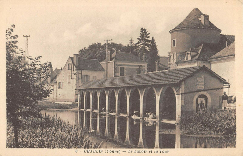 Carte postale ancienne Chablis Le Lavoir Et La Tour à Chablis