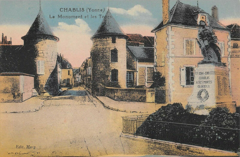 Carte postale ancienne Chablis Le Monument Et Les Tours à Chablis