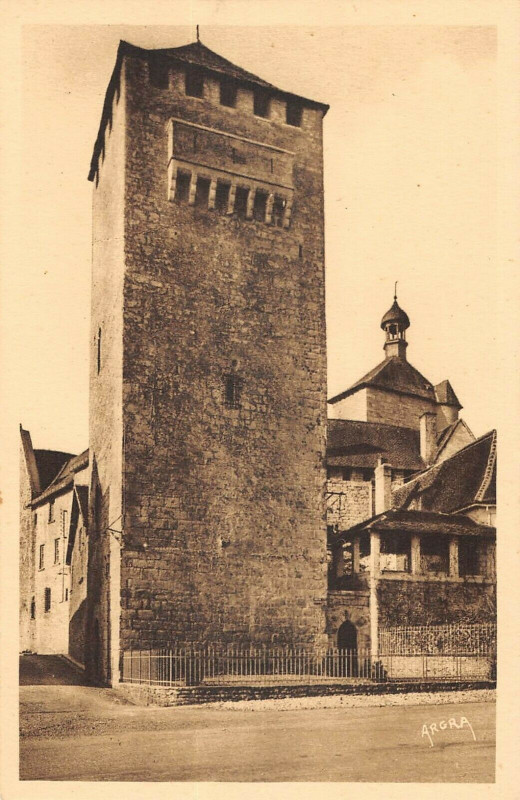 Carte postale ancienne Martel Tour Crenelee à Martel