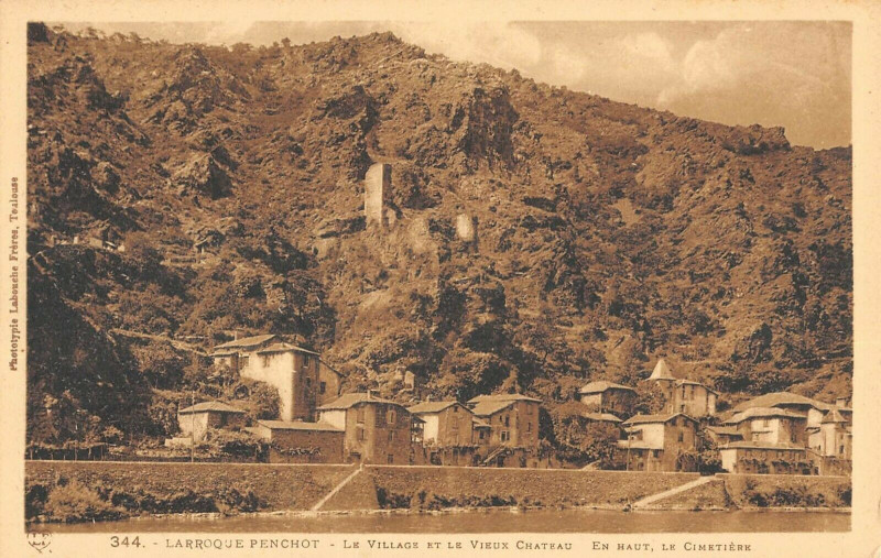 Carte postale ancienne Larroque Penchot Le Village Et Le Vieux Chateau En Haut Le Cimetiere