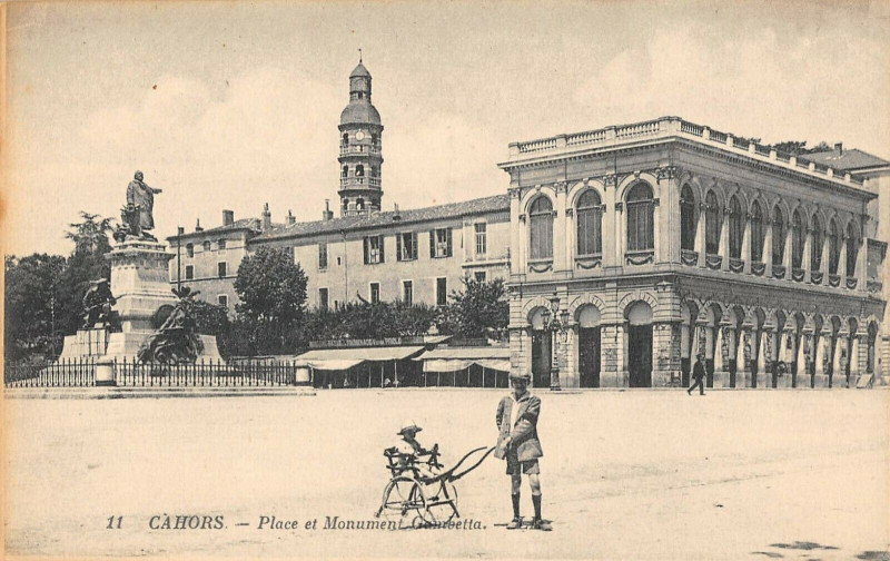 Carte postale ancienne Cahors Place Et Monument Gambetta à Cahors