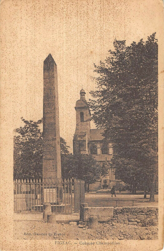 Carte postale ancienne Figeac Colonne Champollion à Figeac