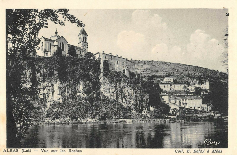 Carte postale ancienne Albas Vue Sur Les Roches à Albas
