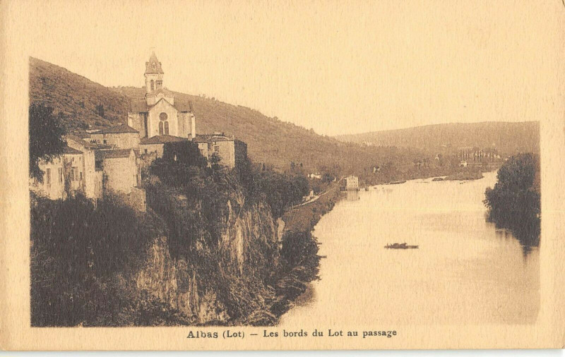 Carte postale ancienne Albas Les Bords Du Lot Au Passage à Albas