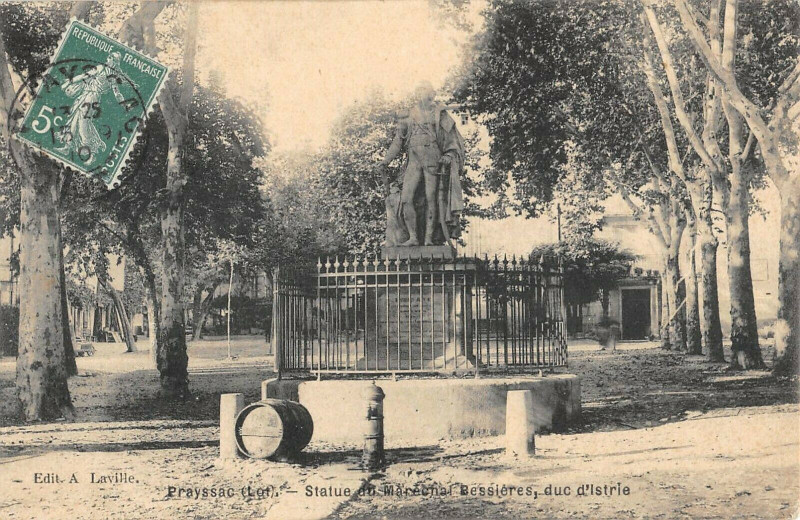 Carte postale ancienne Prayssac Statue Marechal Bessieres à Prayssac