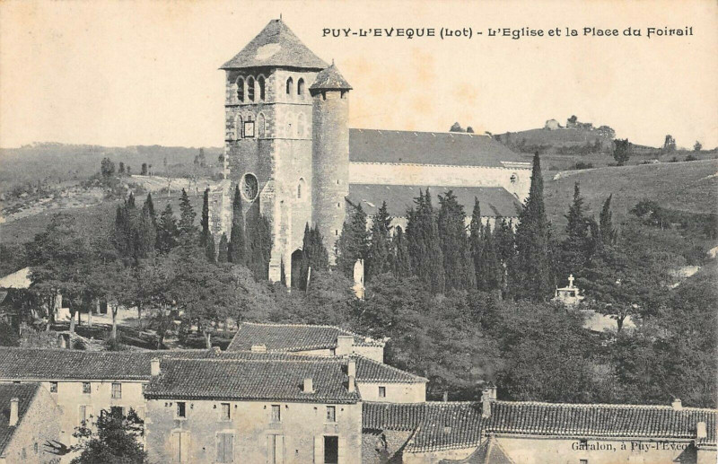 Carte postale ancienne Puy L'Eveque Eglise Place Du Foirail
