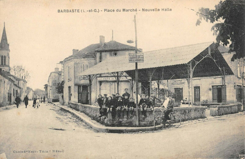 Carte postale ancienne Barbaste Place Du Marche Nouvelle Halle à Barbaste