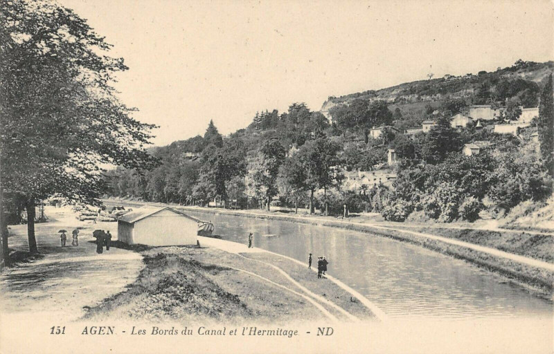 Carte postale ancienne Agen Les Bords Du Canal Et L'Hermitage à Agen