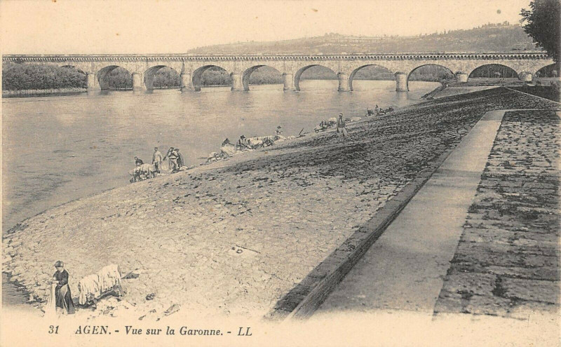 Carte postale ancienne Agen Vue Sur La Garonne à Agen