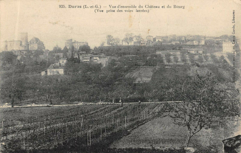 Carte postale ancienne Duras Vue D'Ensemble Du Chateau Et Du Bourg à Duras