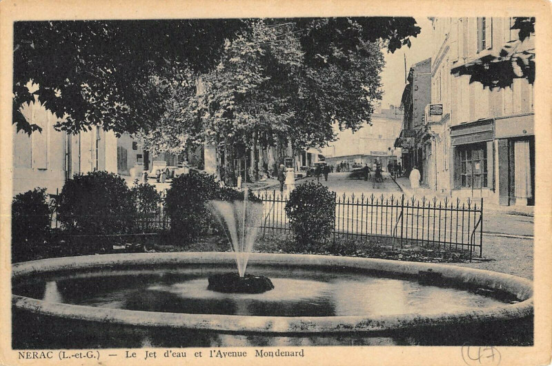 Carte postale ancienne Nerac Jet D'Eau Et Avenue Mondenard à Nérac