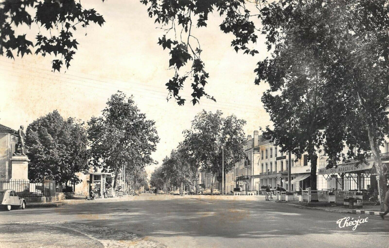 Carte postale ancienne Nerac Les Allees D'Albret à Nérac