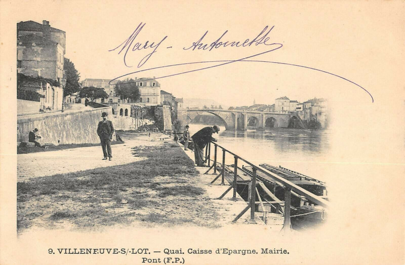 Carte postale ancienne Villeneuve Sur Lot Quai Caisse D'Epargne Mairie Pont à Villeneuve-sur-Lot