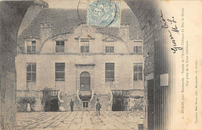 Carte postale ancienne Facade Du Chateau Des Anciens Ducs De Duras Cour Interieure à Duras