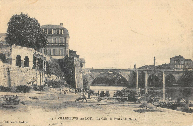 Carte postale ancienne Villeneuve Sur Lot La Cale Le Pont Et Mairie à Villeneuve-sur-Lot
