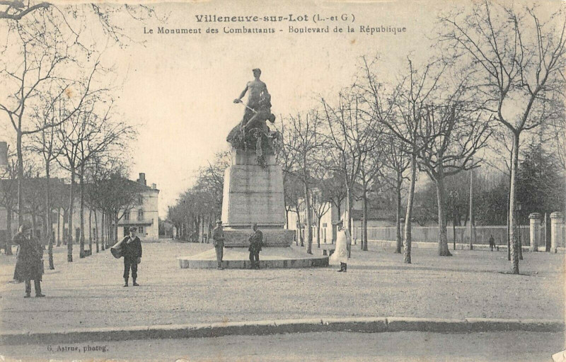 Carte postale ancienne Villeneuve Sur Lot Boulevard Republique à Villeneuve-sur-Lot