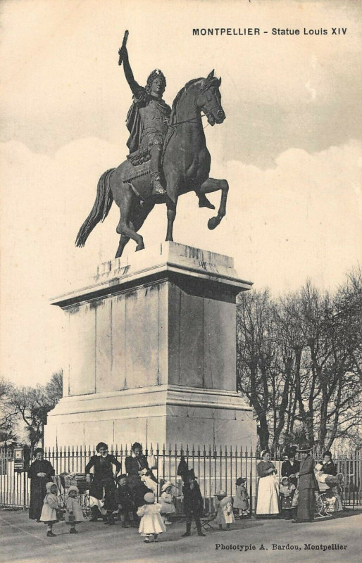 Carte postale ancienne Montpellier Statue Louis Xiv à Montpellier