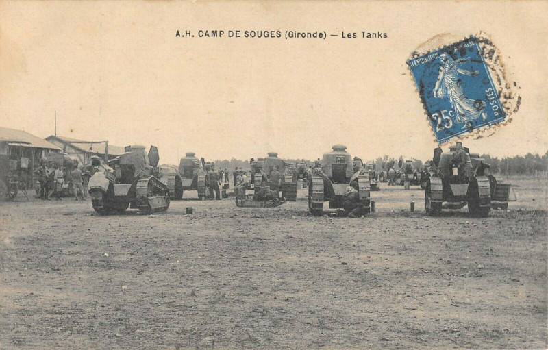 Carte postale ancienne Au Camp De Souges Les Tanks