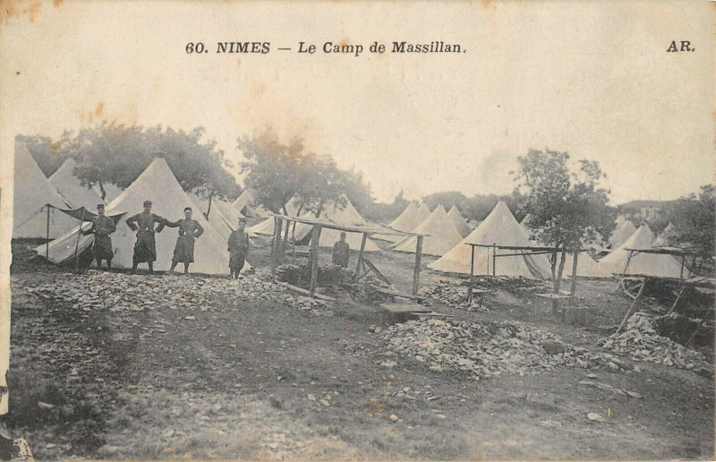 Carte postale ancienne Nimes Le Camp De Massillan à Nîmes