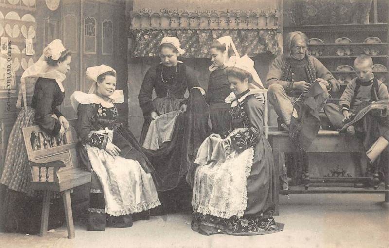 Carte postale ancienne Bretagne Chez Le Quemener Le Choix D'Une Etoffe