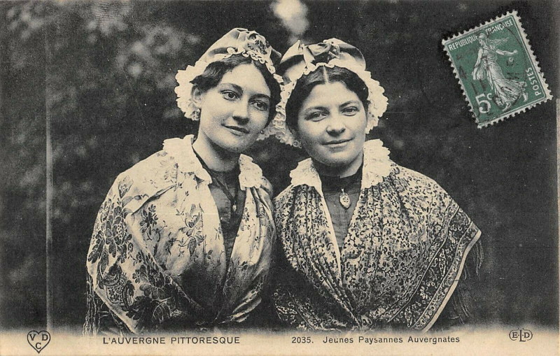 Carte postale ancienne Auvergne Jeunes Paysannes Auvergnates