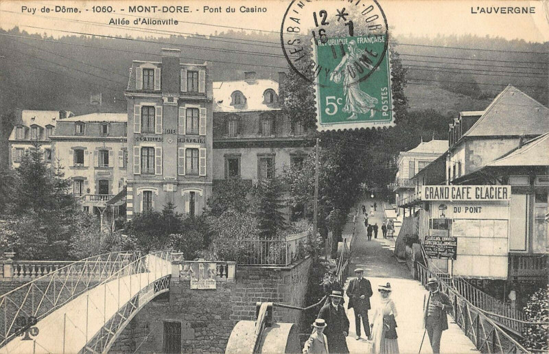 Carte postale ancienne Mont Dore Pont Du Casino Allee D'Allonville à Mont-Dore