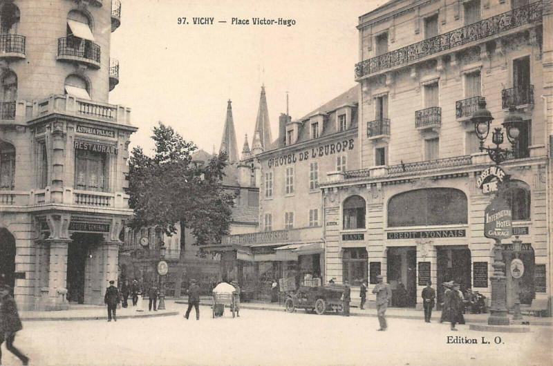 Carte postale ancienne Vichy Les 4 Chemins Et Rue De Nimes à Vichy