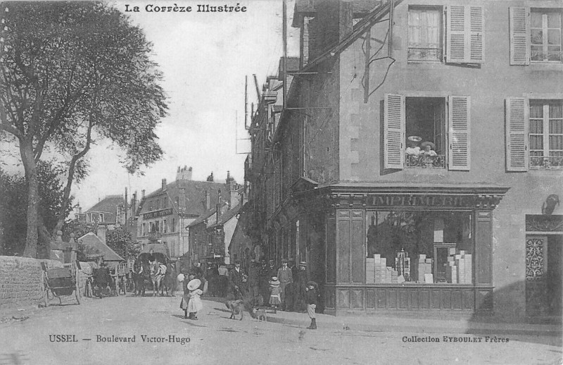 Carte postale ancienne Ussel Boulevard Victor Hugo à Ussel