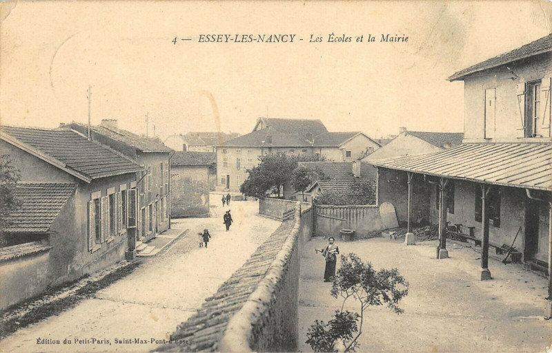 Carte postale ancienne Les Ecoles et la Mairie à Essey-lès-Nancy