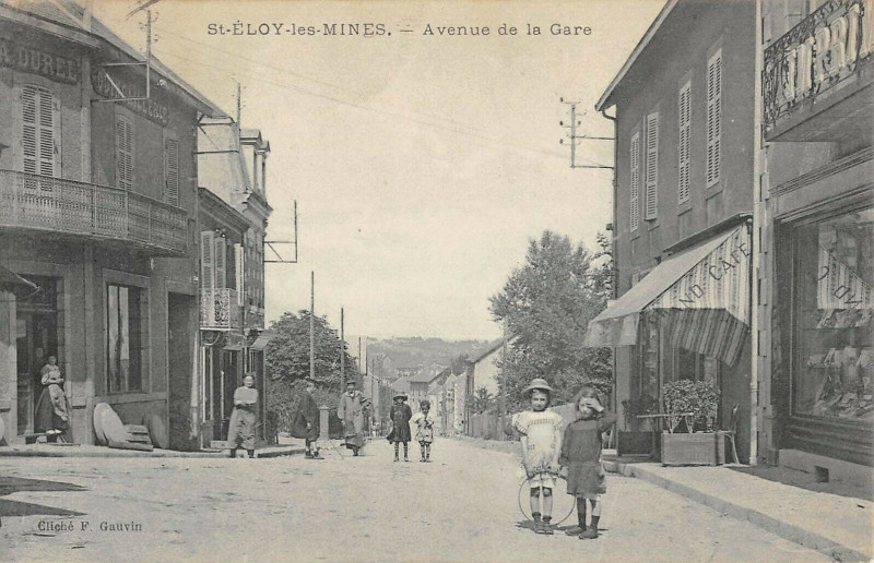 Carte postale ancienne Saint Eloy Les Mines Avenue De La Gare
